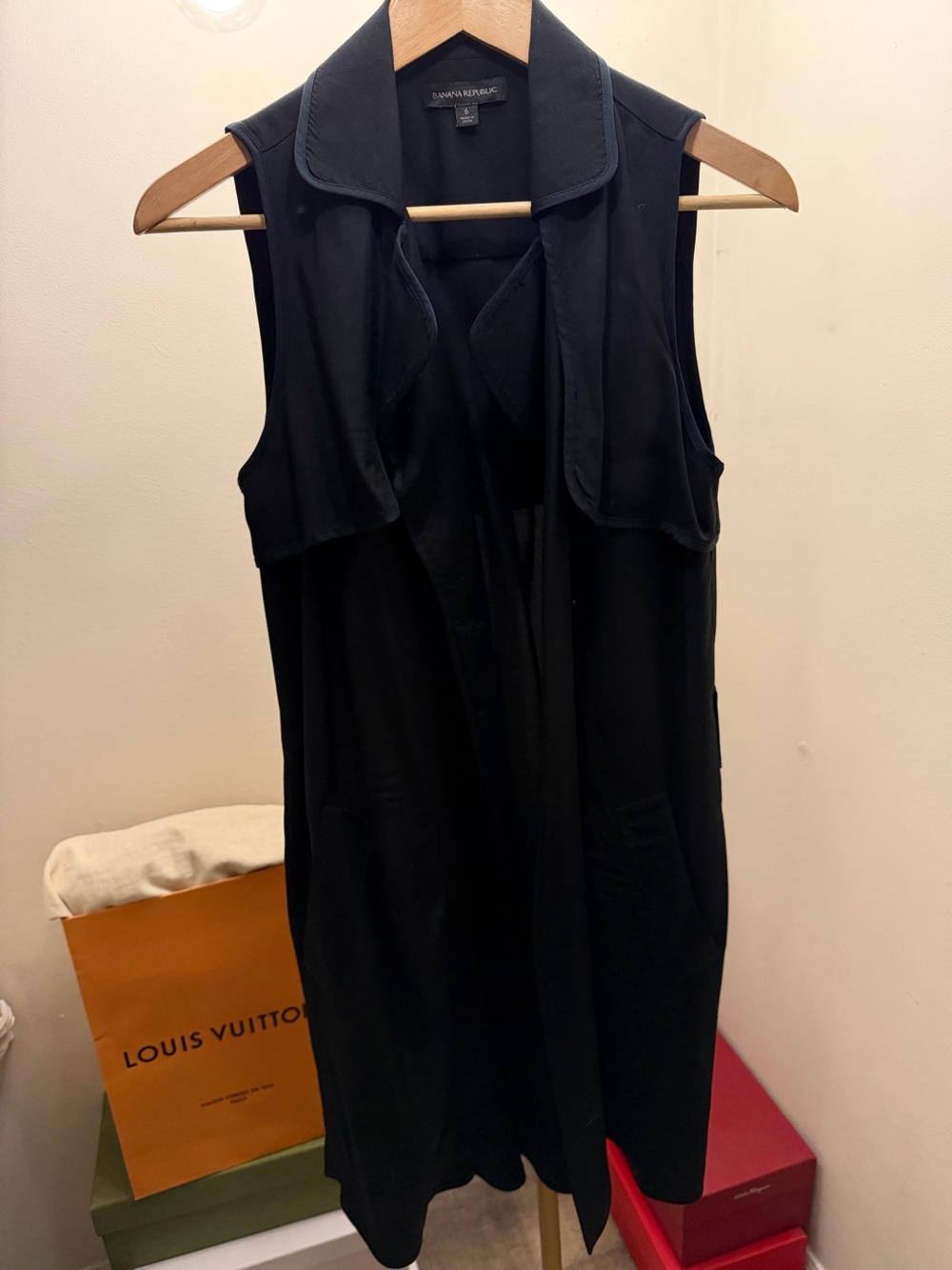 Banana Republic Sleeveless Trench Coat in Black